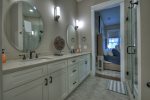 Martini Mountain Downtown - King Master Suite Private Bathroom